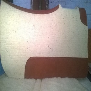 Tapis de selle de cheval occidental en laine de Nouvelle-Zélande de haute qualité avec doublure en polaire Équipement équestre personnalisable - Product Image 4