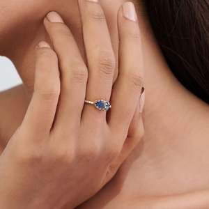 Bague élégante et classique en saphir bleu naturel et diamants, trois pierres, pour un usage quotidien, bijoux empilables, or jaune 14 carats - Product Image 4