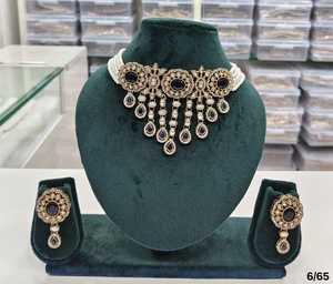Conjunto de Collar de Perlas Multihiladas con Medallón Ovalado Hecho a Mano, Chapado en Oro Antiguo, con Pendientes Colgantes a Juego - Product Image 3