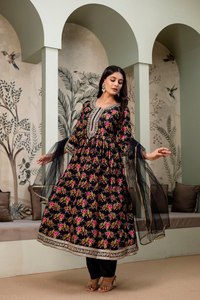 Conjunto de Vestido Largo Hasta el Tobillo de Seda Crepé Pesada Tradicional para Mujer con Escote Bordado, Pantalón con Estampado Completo y Dupatta de Tela de Red - Product Image 1