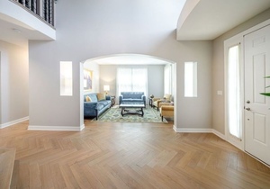 Parquet en chêne massif moderne, finition lisse, ton gris clair, motif de grain de bois naturel - Product Image 3