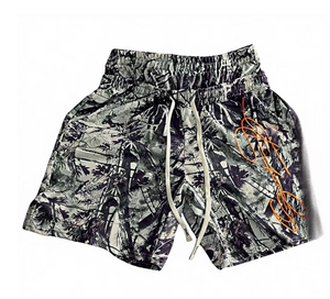 Shorts pour hommes à imprimé camouflage, taille mi-haute, séchage rapide, décontractés, avec logo orange sur le devant - Product Image 1