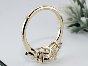 Anillo de compromiso de diamante de corte ovalado Elite Gold con diamantes laterales en forma de pera, solitario de múltiples piedras, para fiesta de bodas, joyería fina minimalista, regalo. - Product Image 5