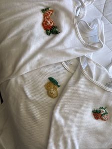 Débardeur élégant fait main avec broderie perlée pour femme, orné de perles artistiques et d'un style sophistiqué - Product Image 3