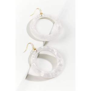 RR ENTERPRISES Boucles d'oreilles en résine de luxe faites à la main, bijoux artistiques pour les soirées, durables et élégantes, fabriquées en Inde - Product Image 3