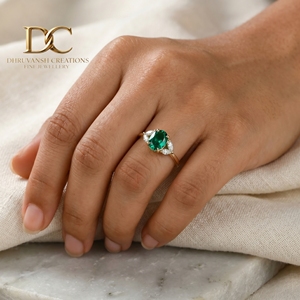 Nuevo Anillo de Compromiso y Boda Clásico de Lujo en Oro Amarillo de 14 Quilates con Diamante Cultivado en Laboratorio Certificado por IGI y Esmeralda Colombiana Cultivada en Laboratorio - Product Image 4