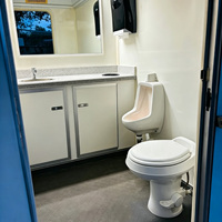 Remorque WC portable trois postes, toilettes pour hommes, femmes et accessibles aux personnes à mobilité réduite, rampe en aluminium pour fauteuil roulant, salle de bain mobile à louer