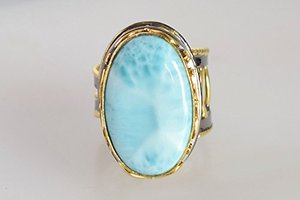 Anillo Religioso con Piedra Larimar, Chapado en Oro de 22K, Plata de Ley 925 Sólida, Engaste en Bisel, Joyería Fina Unisex - Product Image 2