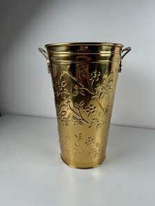 Pot de fleurs en métal unique pour la présentation de plantes succulentes et de petites plantes, offrant une touche artistique et une utilisation fonctionnelle - Product Image 6