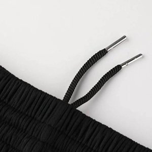 Shorts de basketball noirs personnalisés avec bande blanche, en tissu mesh respirant, taille élastique, pour entraînement sportif et football américain - Product Image 2