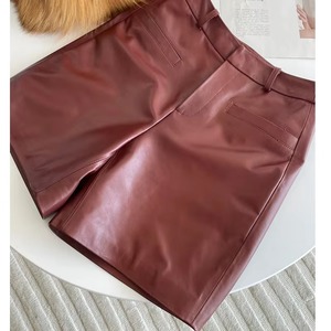 Shorts en cuir véritable pour femmes, coupe droite, taille haute, satiné, coupe régulière, rouge bordeaux, chic printemps - Product Image 3