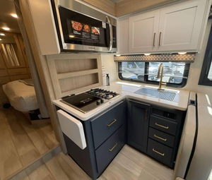 Autocaravanes de Luxe Confortables d'Occasion 2023 2024 2025 2026 T-H-O-R RV M-O-T-O-R C-O-A-C-H QUANTUM KW29 - Product Image 3
