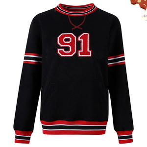 Sudadera de Cuello Redondo Negra para Mujer, Bordada, Modelo 191, con Rayas Rojas y Blancas y Bolsillos Delanteros, Ropa Casual de Otoño - Product Image 3