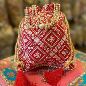 Sac à main miniature traditionnel indien fait main pour femme, pochette Potli élégante pour mariages, Diwali, un cadeau tendance, design personnalisé - Product Image 4