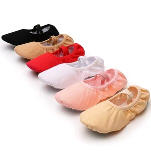 Vente directe usine – Modèle personnalisé E2448 – Chaussons de ballet souples à semelle fendue lavable, dessus en satin, doublure en coton, semelle extérieure en caoutchouc plate - Product Image 4