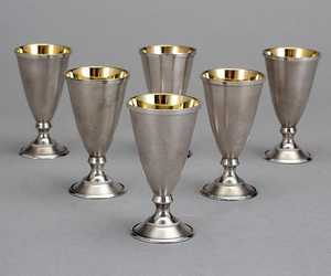 Juego de 4 Copas Plateadas con Interiores Dorados, Copas de Vino Metálicas Clásicas Hechas a Mano para Banquetes de Boda, Diseño Personalizado - Product Image 2