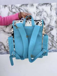 กระเป๋าเป้หนังแกะสลักลายเก๋ไก๋ สีเทอร์ควอยซ์ ขนสัตว์แท้  สำหรับทุกเพศ  กระเป๋าเป้ดีไซน์สวยงาม - Product Image 3