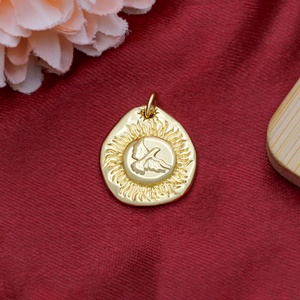 Pendentif en argent sterling 925 plaqué or jaune avec motif oiseau et soleil en relief, bijoux Memoria, vente en gros - Product Image 6