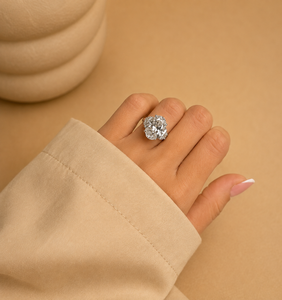 Anillo de Compromiso de Lujo con Tres Diamantes Ovalados de 7 Quilates Cultivados en Laboratorio, Piedras Laterales en Forma de Media Luna, Oro Blanco de 14k, Certificado IGI - Product Image 4