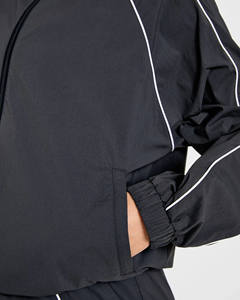 Ensemble de survêtement léger pour femme avec veste de survêtement noire et pantalon de jogging à logo personnalisé, passepoil contrastant – Meilleures ventes - Product Image 5