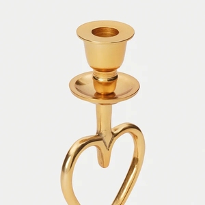 Candelabro de Lujo con Acabado en Latón, Diseño de Corazón Único – Portavelas Decorativo Dorado para Cenas Románticas y Salas de Estar - Product Image 4