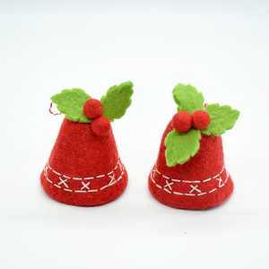 Décorations de Noël en feutre faites à la main, clochettes rouges avec feuilles de houx et baies, style traditionnel, ornement artisanal - Product Image 3