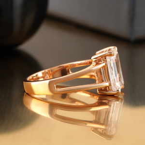 Anillo de Compromiso de Oro Rosa de 14K con Diamante Cultivado en Laboratorio de Corte Esmeralda de 3.01 CT, Estilo Solitario de Tallo Dividido - Product Image 3