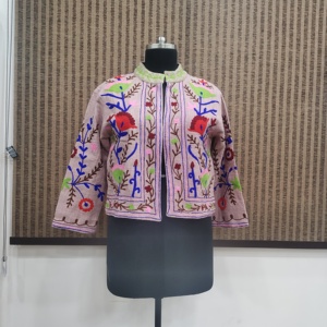 Chaqueta Corta de Invierno para Mujer, con Cuello Mao, Manga Larga, Tejido de Punto con Apliques Florales Bordados a Mano en Terciopelo de Algodón, Estilo Boho - Product Image 1