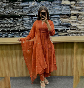 Magnifique robe de soirée pour femmes de style Anarkali traditionnel avec de riches broderies, robe pour occasions spéciales, imprimé intense - Product Image 1
