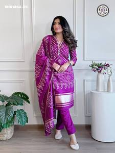 Conjunto de Kurti-Pantalón-Dupatta Morado Recto de Viscosa de Excelente Calidad con Estampado Posicionado y Bordado, Listo para Usar, Moda Femenina - Product Image 3
