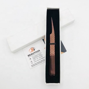 Pince à cils d'isolation en or rose de marque privée en acier inoxydable durable avec pointe en fibre de plasma conception à pointe pointue - Product Image 2