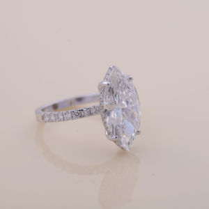 Anillo de Compromiso con Diamante Cultivado en Laboratorio de Corte Marquesa de 5.01 Ct en Oro Blanco, Rosa y Amarillo de 9K |   Anillo de Novia con Halo Oculto y Banda Pavé - Product Image 2