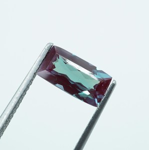 พลอยอเล็กซานไดรต์ธรรมชาติ 1.40 กะรัต ทรงคุชชั่น เปลี่ยนสีได้ HAYAAT GEMS สำหรับทำเครื่องประดับ - Product Image 2
