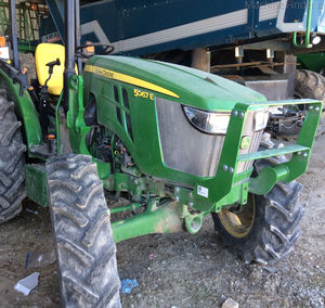 รถแทรกเตอร์จอห์นเดียร์ รุ่น 5067E ขับเคลื่อน 4 ล้อ 67 แรงม้า พร้อมพวงมาลัยเพาเวอร์ สำหรับงานเกษตรกรรม ขนส่ง ไถพรวน ระดับเชิงพาณิชย์ ซีรีส์โปร - Product Image 1