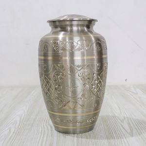Urna Funeraria de Latón Grabada a Mano de Primera Calidad con Acabado Bronce, Grabado Personalizado, Forma Clásica para Guardar Cenizas Humanas - Product Image 5