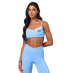 Sujetador deportivo azul claro para mujer con logo personalizado, ribete en contraste, tirantes finos, top corto para entrenamiento, conjunto de gimnasio con cuello en V, ropa deportiva al por mayor - Product Image 1