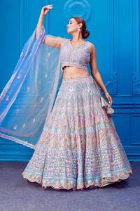 L'art de concevoir des lehenga choli de luxe en tissu résille doux et lourd, aux designs colorés et tendance, pour les achats en gros. - Product Image 2