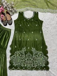Ensemble Kurti Sharara court en velours vert olive pour femme, broderie Zari lourde, dupatta en organza, micro-coton à séchage rapide - Product Image 5