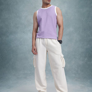 Camiseta sin mangas de punto para hombre, color lavanda, cuello redondo, ribete en contraste, corte regular, color liso. - Product Image 4