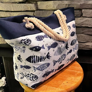 กระเป๋าถือลายปลาแบบวาดด้วยหมึกสำหรับผู้หญิง ดรอปชิปปิ้ง พิมพ์ลายบนผ้า กระเป๋าหูหิ้วเชือกป่าน สะดวกสบาย สวยหรู เหมาะสำหรับวันหยุดพักผ่อน กระเป๋าสะพายไหล่สำหรับสุภาพสตรี - Product Image 4