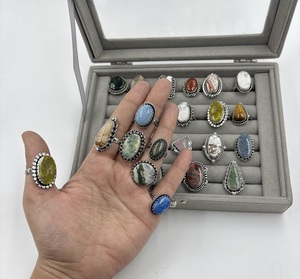 Collection de bagues ajustables en laiton de qualité supérieure avec pierres naturelles assorties et serties en clos, vente en gros - Product Image 1