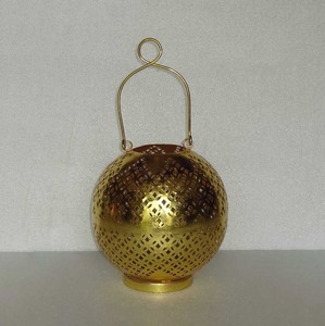 Lanterne à bougie en métal doré, forme sphérique, motif en treillis de diamants découpé, poignée arquée en fil métallique, décoration de centre de table - Product Image 1