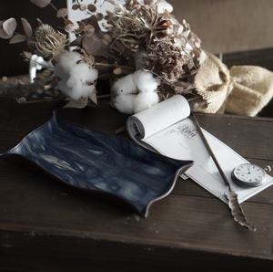 Bandeja de cuero teñido índigo hecha a mano hecha en Japón diseño único para accesorios y decoración del hogar - Product Image 2