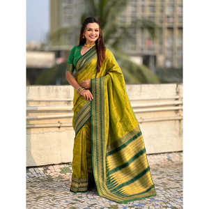 Sari Tradicional de Seda Suave Verde con Estampado de Cuadros y Bordado Zari en Contraste, Vestidos de Club con Mehendi - Product Image 6