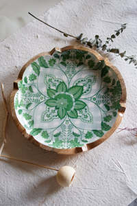 Plateau en bois traditionnel avec motif d'oiseau bleu et de fleurs, réutilisable, pour la table, les fêtes et les événements. - Product Image 4