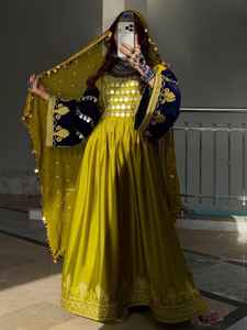 บริการ OEM ODM ชุดเดรสแบบอัฟกันคูชีสำหรับผู้หญิง ชุดงานแต่งงาน ชุดราตรียาวปานกลาง งานปักลายพู่ห้อย ประดับเหรียญโบราณ - Product Image 2