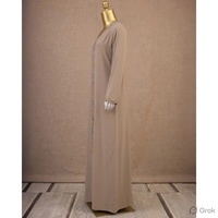 Abaya classique beige brodée avec une silhouette simple et un design droit tendance