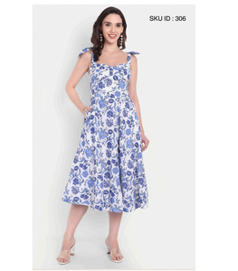 Robe trapèze en coton imprimé floral blanc et bleu pour femme, douce, confortable, écologique, infroissable, idéale pour l'été, les fêtes et les occasions décontractées - Product Image 1