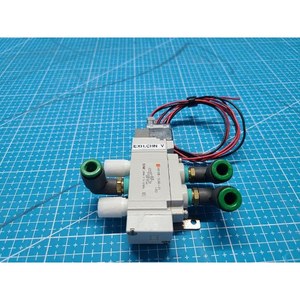Vanne solénoïde 5 ports SMC SY5120-5LOZ-01, utilisée comme pièce détachée pour équipement semi-conducteur Legacy - Product Image 1