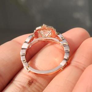 Anillo de compromiso vintage con halo de diamantes hexagonales en oro rosa, anillo con halo de diamantes redondos, anillo nupcial fino inspirado en motivos florales antiguos - Product Image 4